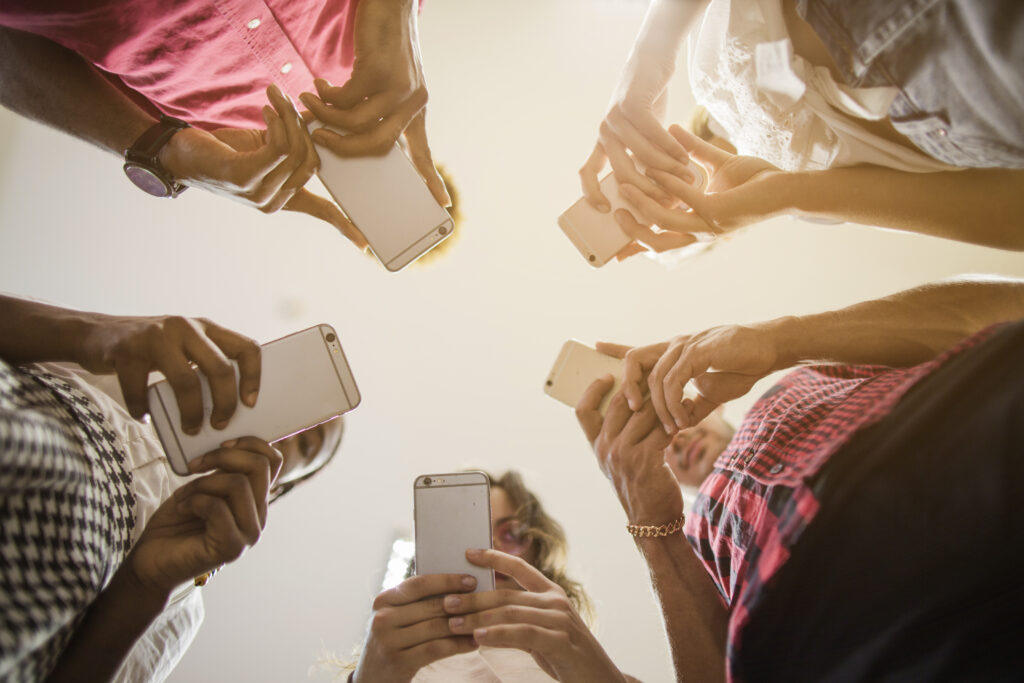 gente anonima ocupada telefonos inteligentes