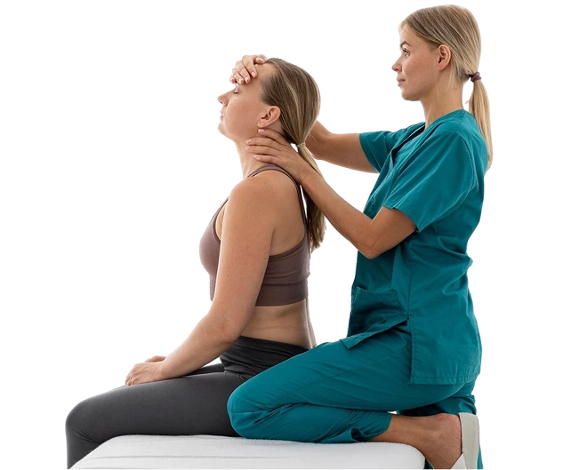 fisioterapeuta ayudando paciente su clinica