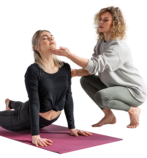 profesor de tiro medio ayudando mujer con pose 1